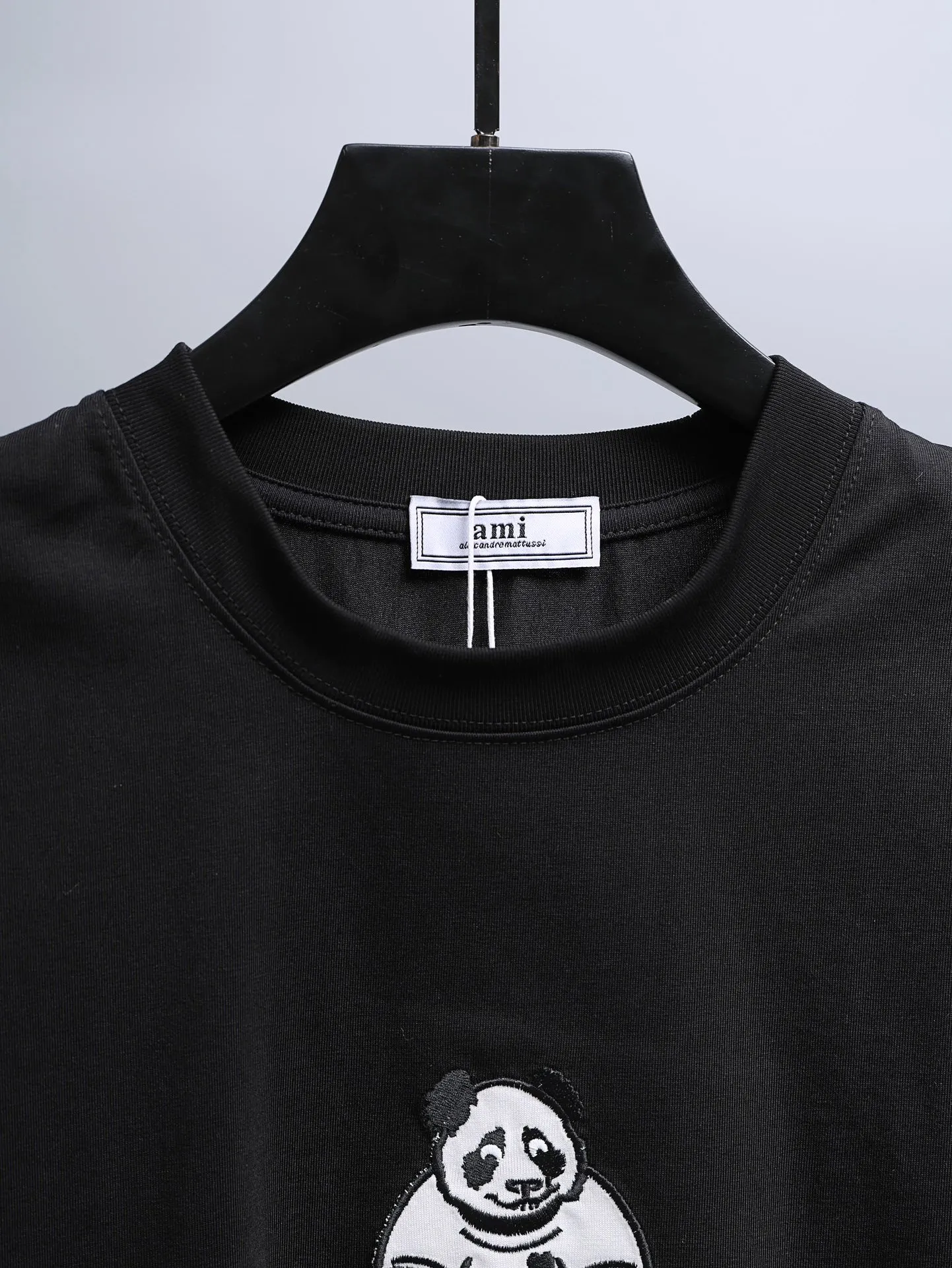 Ami* 2꯭0꯭2꯭6 new spring and summer model ❤️ original ⌚️ higher version Ami fabric is made of 280g high-density pure cotton, does not deform and does not shrink. Process introduction: double thread movement, imported high-quality embroidery on the chest 🪡 process Color: Black SIZE: S-XXL